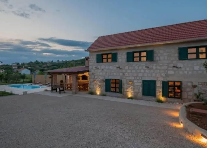 Adorable Holiday Home With Swimming Pool