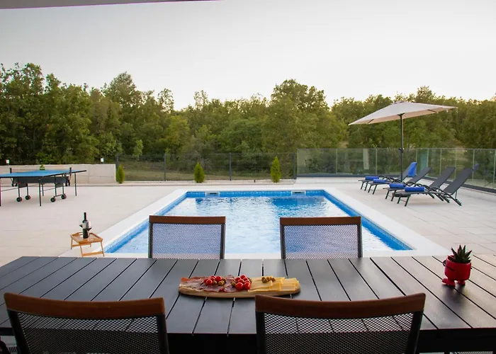 Holiday Home Oasis For You With Heated Pool